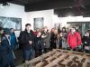 Dyrektor Muzeum Jeńców Wojennych prezentuje makietę obozu Luft III.